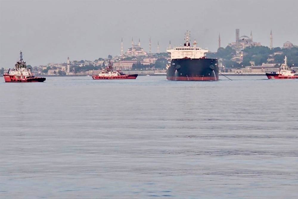 İstanbul'da Gemi Karaya Oturdu Boğaz trafiği durdu!
