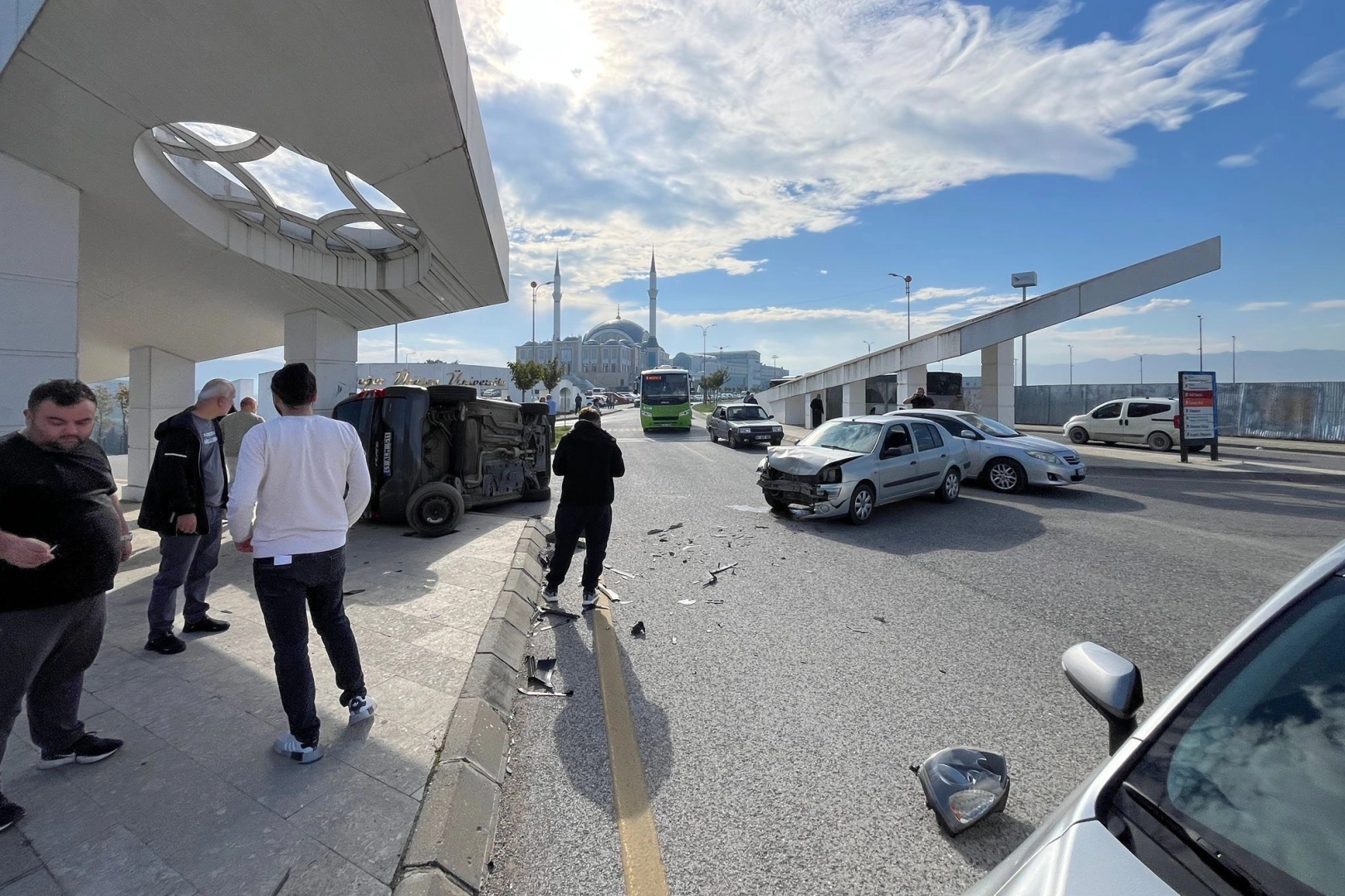 Düzce'de korkutan kaza... Araç yan yattı!