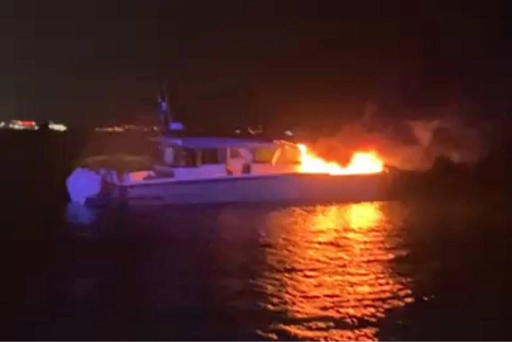 Kadık&ouml;y&rsquo;de tekne yangını: 4 kişi kurtarıldı