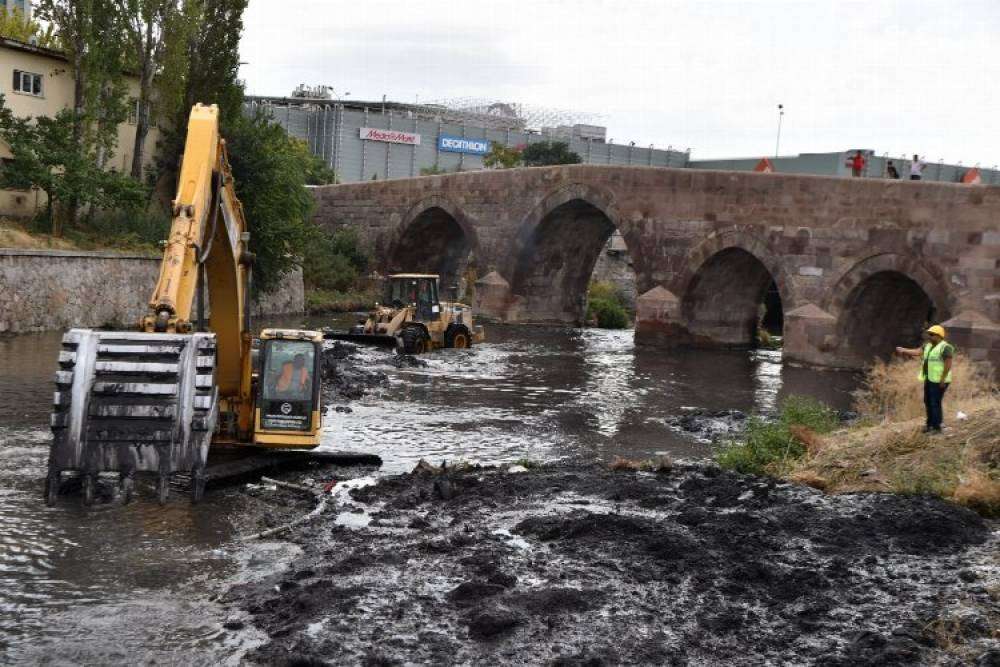 Kurban atıklarını dere kenarlarına atmayın!