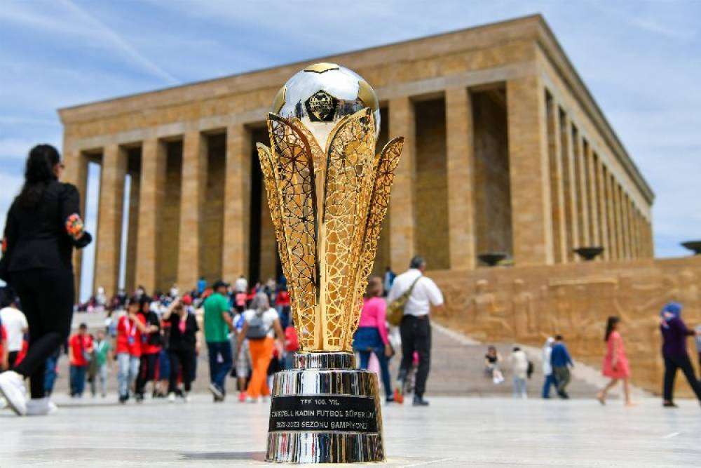 Şampiyonluk kupası Ata&rsquo;nın huzurunda