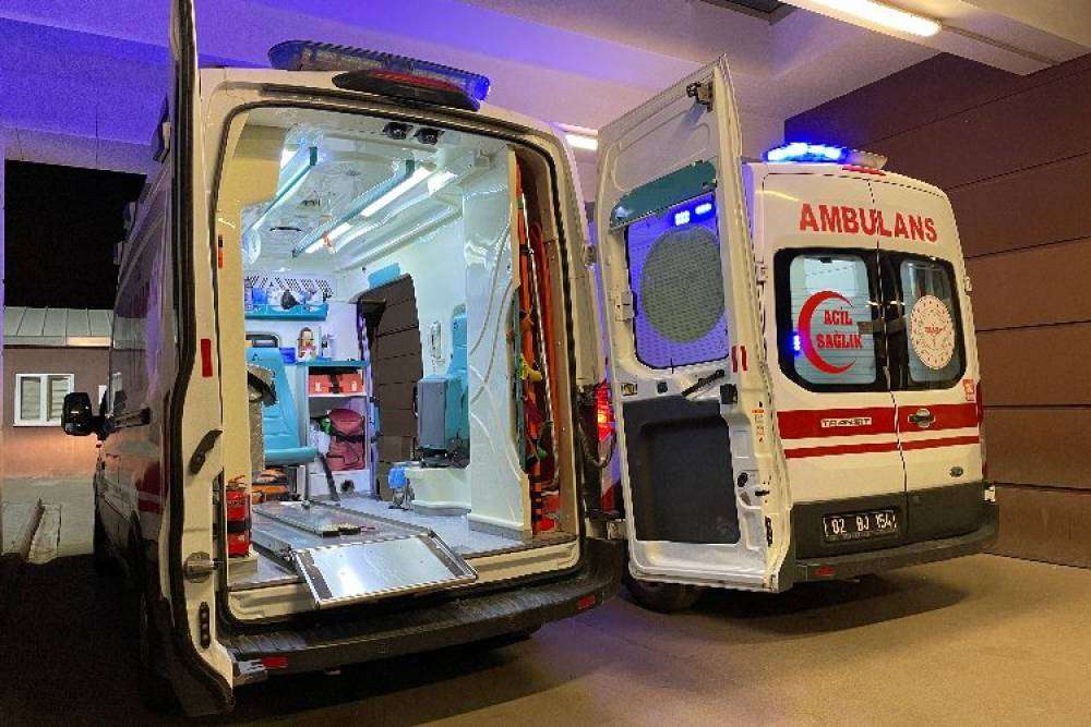 Adıyaman&rsquo;da otomobil şarampole yuvarlandı: 1 ağır yaralı