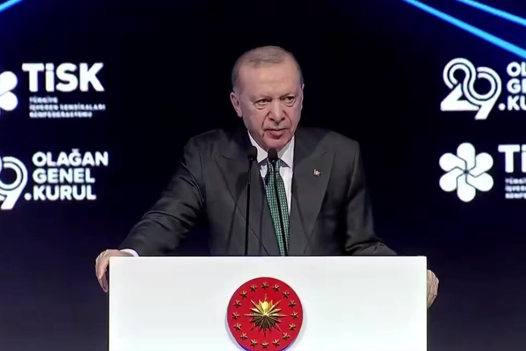 Cumhurbaşkanı Erdoğan: Eknomide b&uuml;y&uuml;me s&uuml;r&uuml;yor... İş d&uuml;nyasına yeni m&uuml;jdeler verdi
