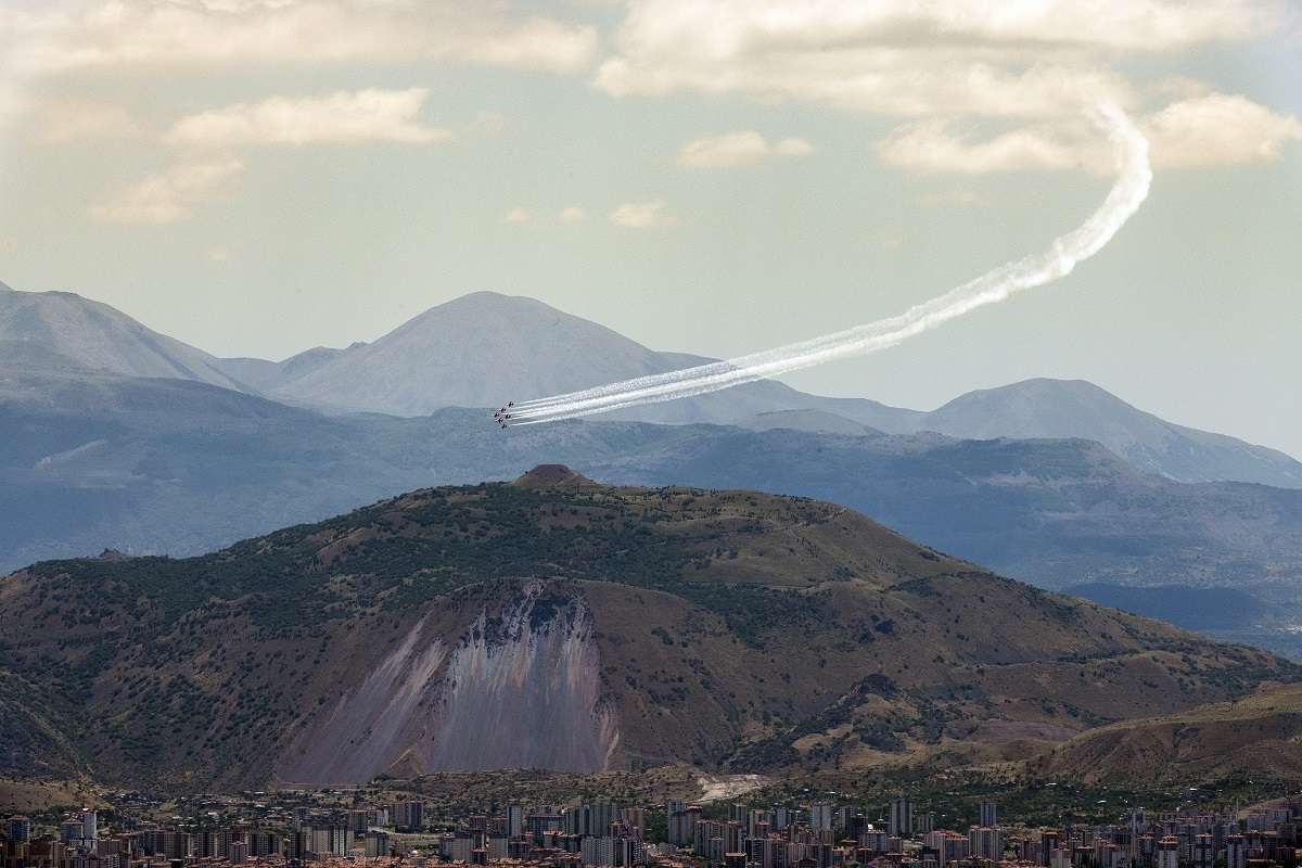 T&uuml;rk Yıldızları Hıdırellez Tepesi&rsquo;ni coşturdu