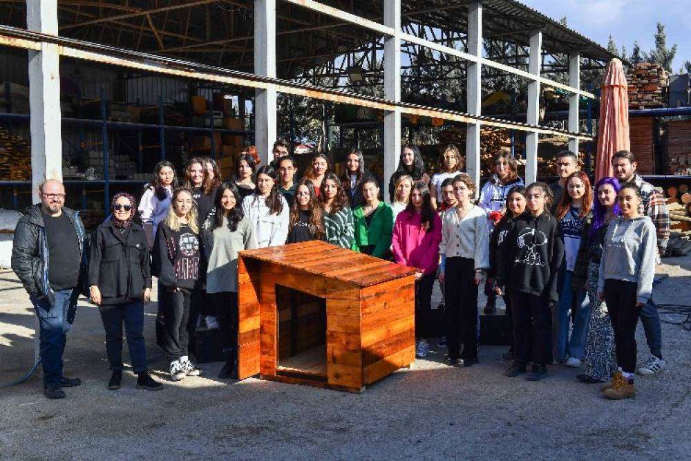 Geri d&ouml;n&uuml;ş&uuml;m at&ouml;lyelerinde &uuml;retilen k&ouml;pek kul&uuml;beleri dağıtıldı