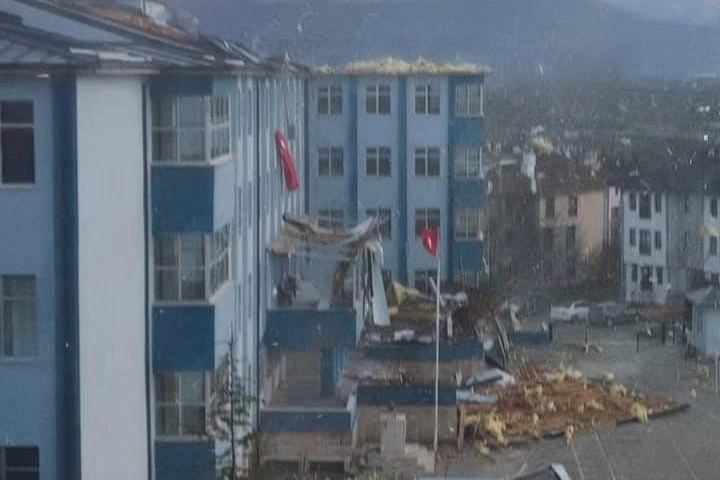 D&uuml;zce'de şiddetli r&uuml;zg&acirc;rda lisenin &ccedil;atısı yıkıldı