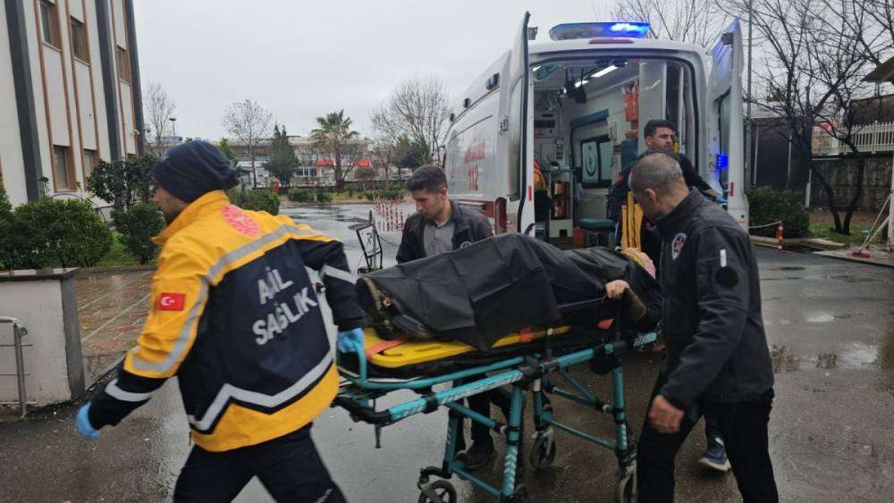 Samsat&rsquo;ta minib&uuml;s ile otomobil &ccedil;arpıştı: 2 yaralı 