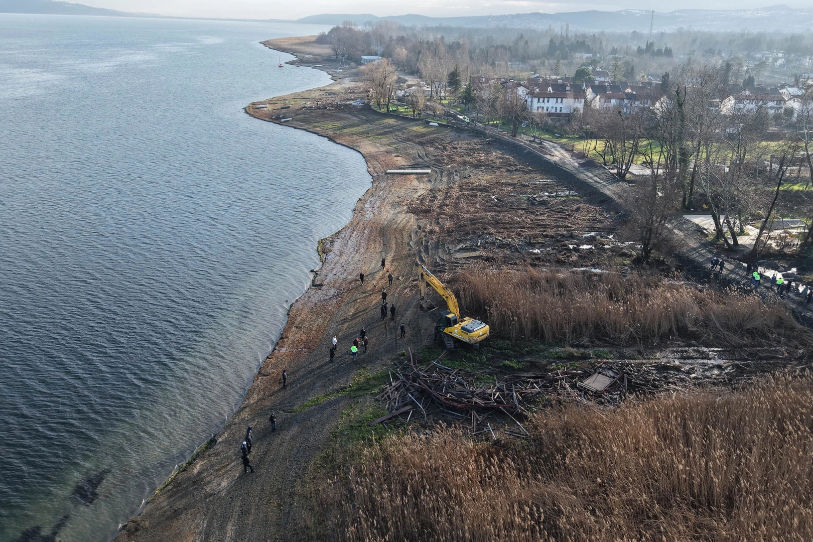 Sakarya'da s&uuml;re doldu! Sapanca G&ouml;l&uuml; kıyılarındaki ka&ccedil;ak yapılar kaldırılıyor!