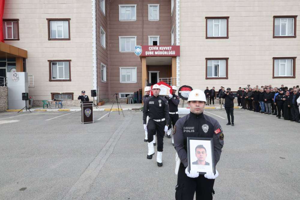 Trafik kazasında hayatını kaybeden polis memuru memleketine uğurlandı 