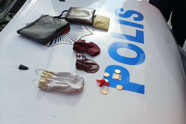 Temizlik yaptığı yolda altın buldu