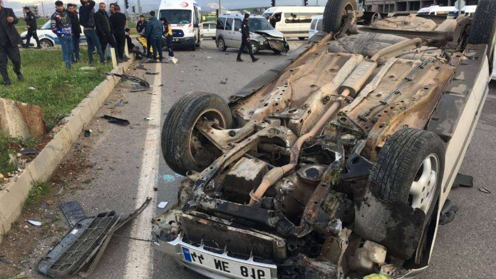 Otomobil takla atıp ters d&ouml;nd&uuml;: 2 yaralı 