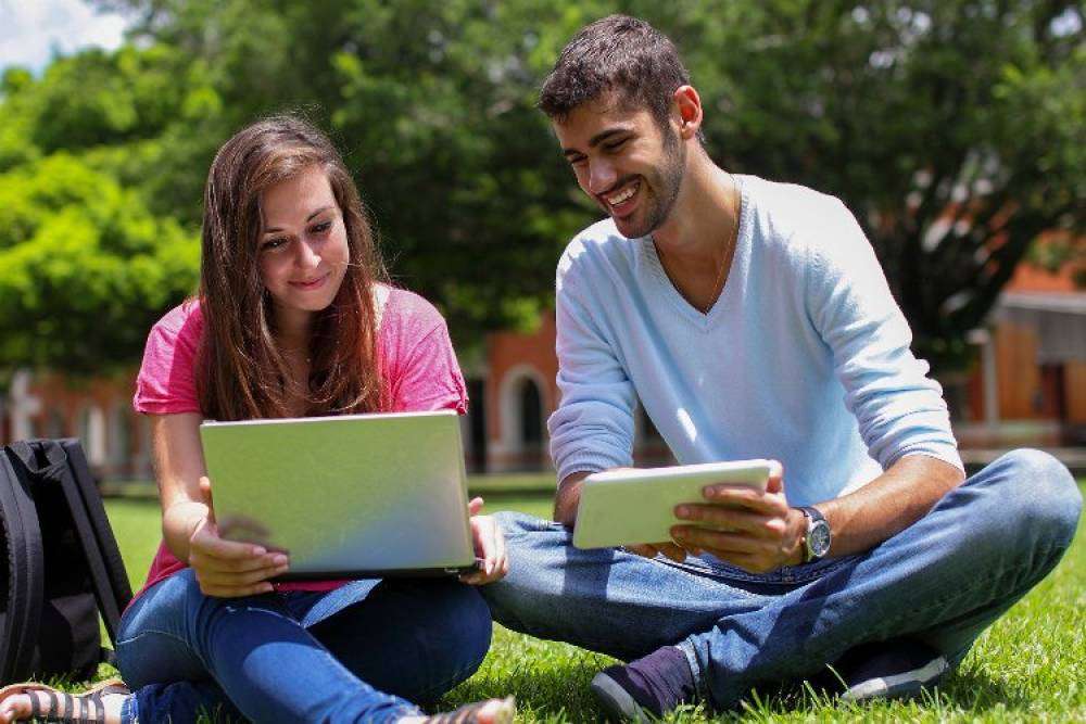 &Uuml;niversite &ouml;ğrencilerine 8 bin lira destek