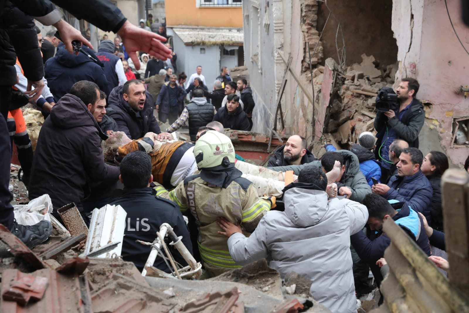 Fatih&rsquo;te son durum: 1 &ouml;l&uuml;, 10 yaralı!