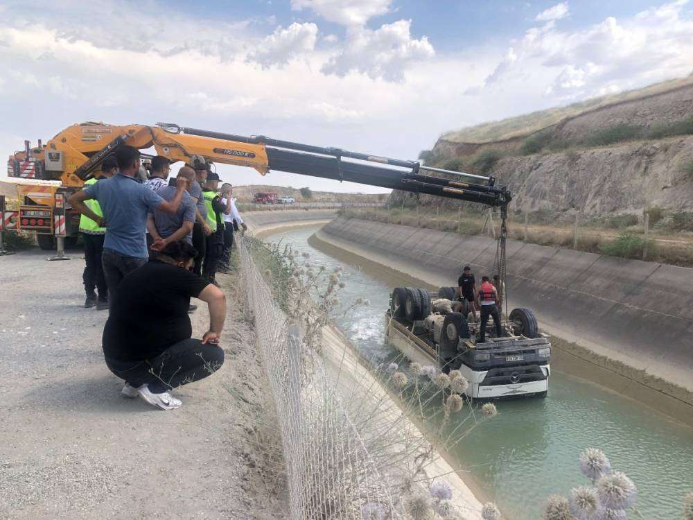 Adıyaman'da HES kanalına devrilen hafriyat kamyonunun s&uuml;r&uuml;c&uuml;s&uuml; &ouml;ld&uuml;  - Videolu Haber