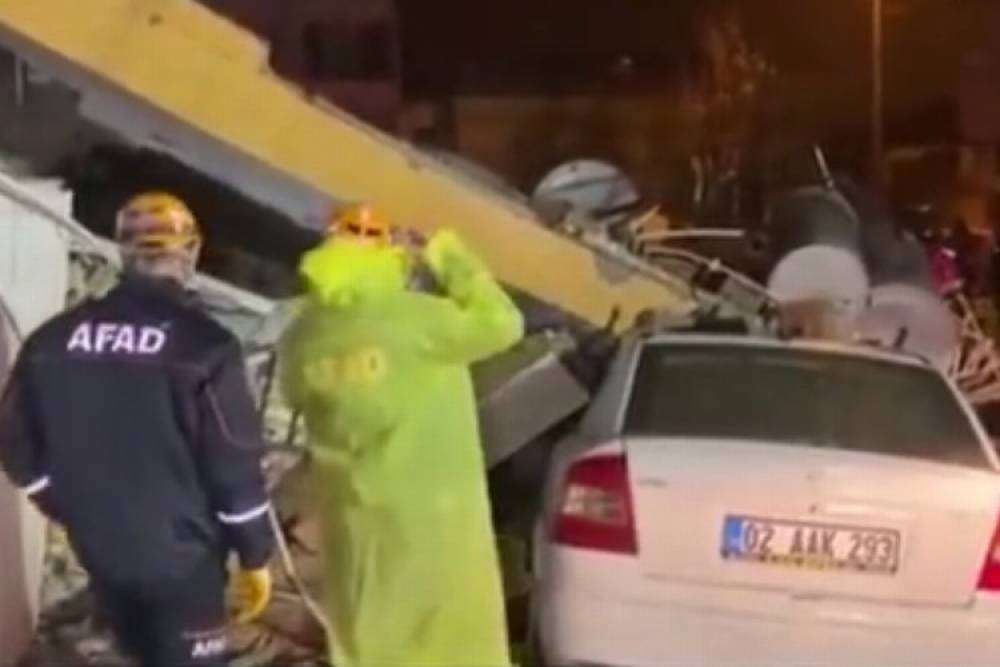 Adıyaman'da 4 katlı ağır hasarlı bina &ccedil;&ouml;kt&uuml;!