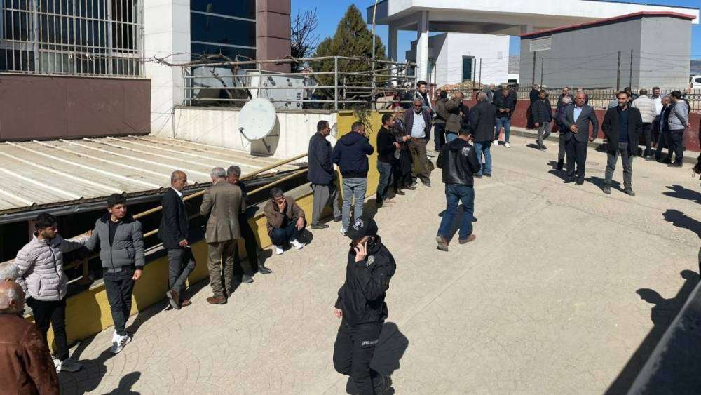 Kanlı &ccedil;atışma: Akraba iki aile arasındaki silahlı kavga 3 can aldı 