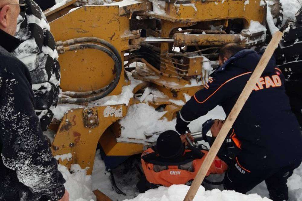 Aksaray'da kar temizliğinde iş makinesinin altında kaldı
