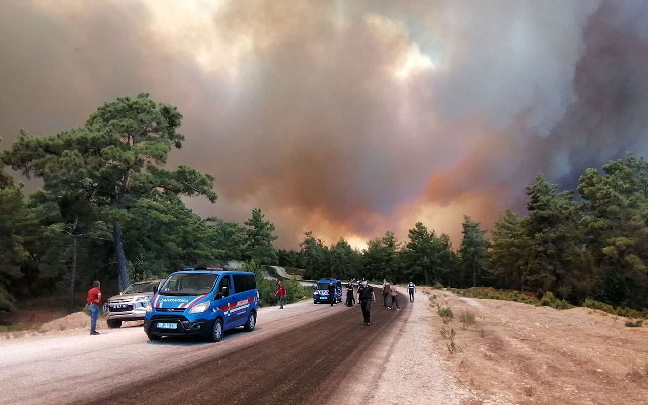 Antalya Manavgat&rsquo;ta yangın s&uuml;r&uuml;yor!