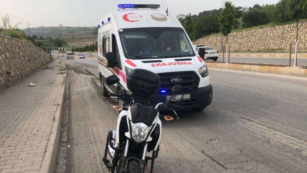 K&ouml;peğe &ccedil;arpmamak i&ccedil;in devrilen motosiklet s&uuml;r&uuml;c&uuml;s&uuml; yaralandı  - Videolu Haber