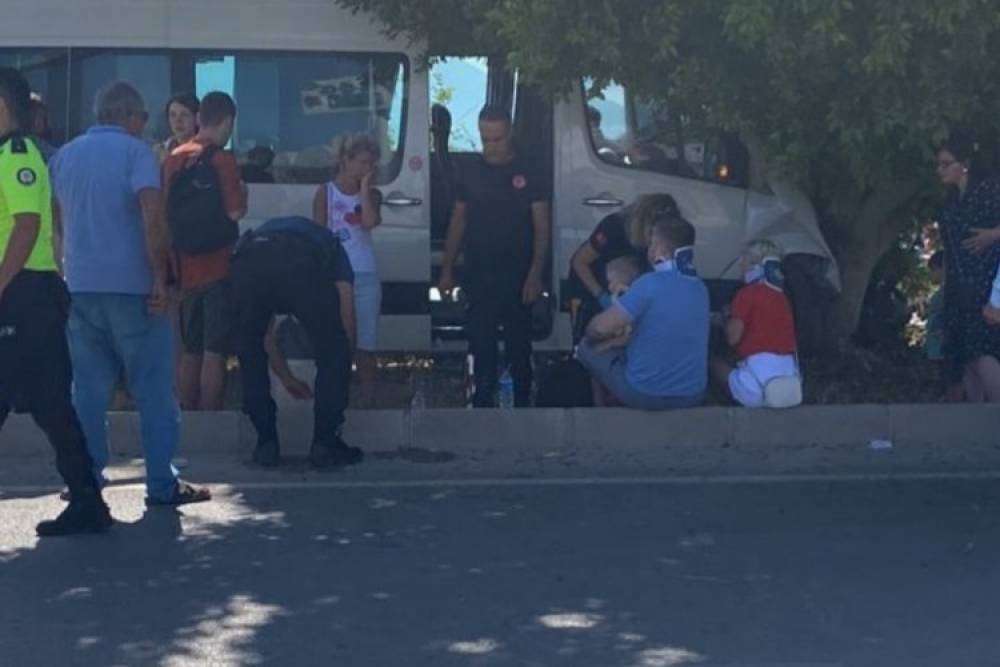 Rus Turistleri taşıyan minib&uuml;s kaza yaptı