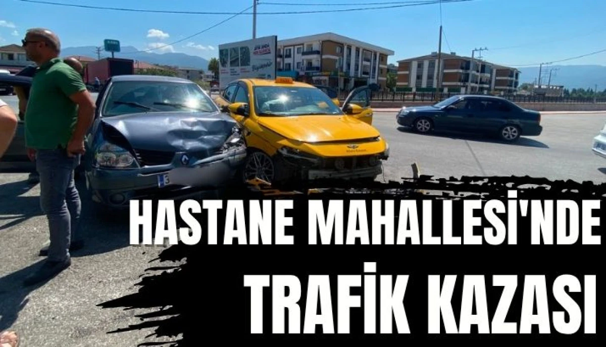 Akyazı K&uuml;&ccedil;&uuml;cek Caddesi'nde Korkutan Kaza: Şans Eseri Yaralanan Yok
